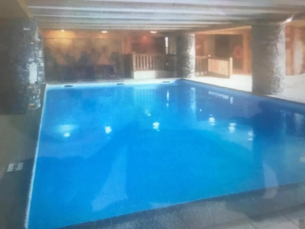 La piscine est au rez de chaussée de l'immeuble, en accès libre, de même que le sauna et le hammam