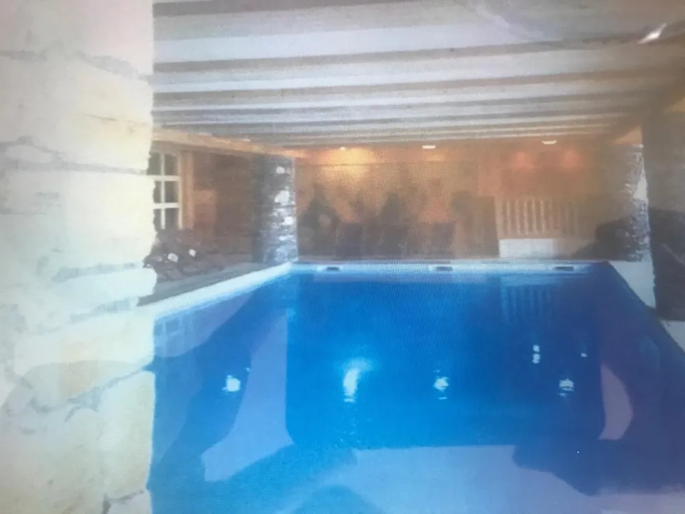 Piscine dans la résidence en accès libre, avec accès au sauna et hammam