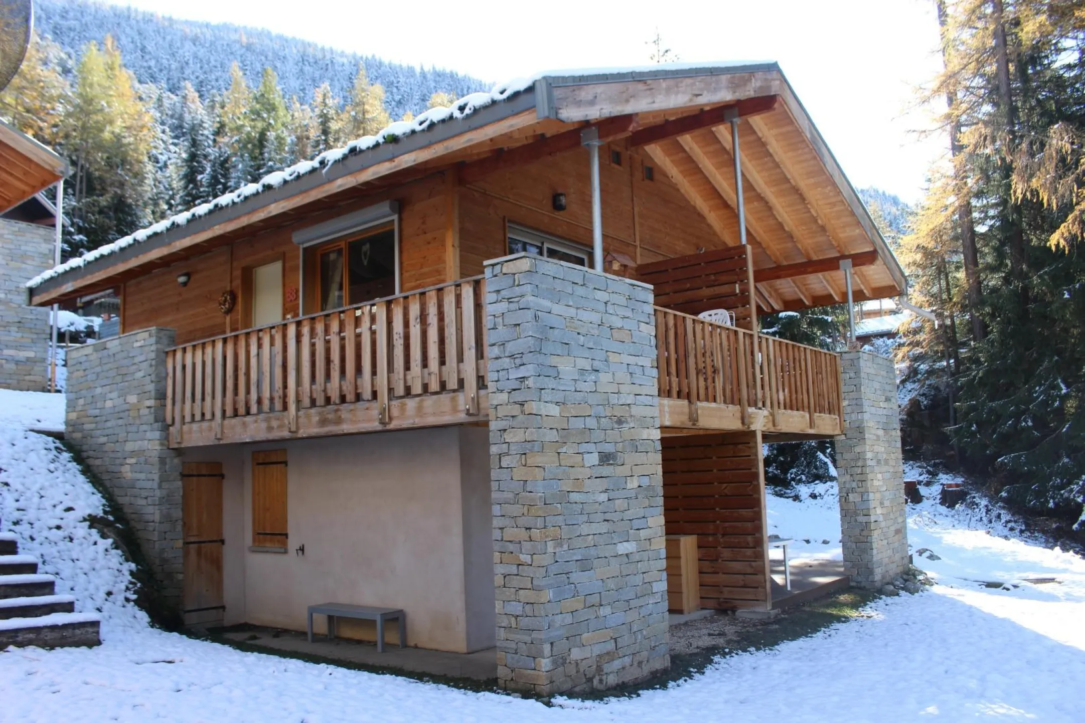 appartement sur 2 niveaux avec en rez-de-jardin un local à ski équipé d'un sèche chaussure électrique
