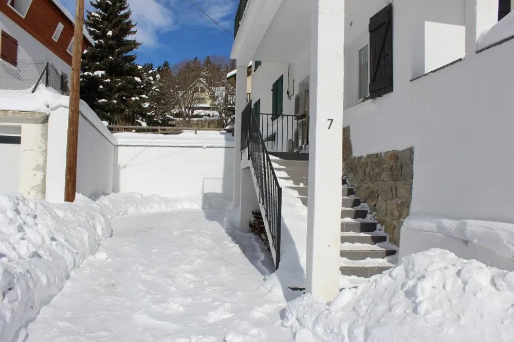 accès à la maison et au garage privé pour 2 véhicules