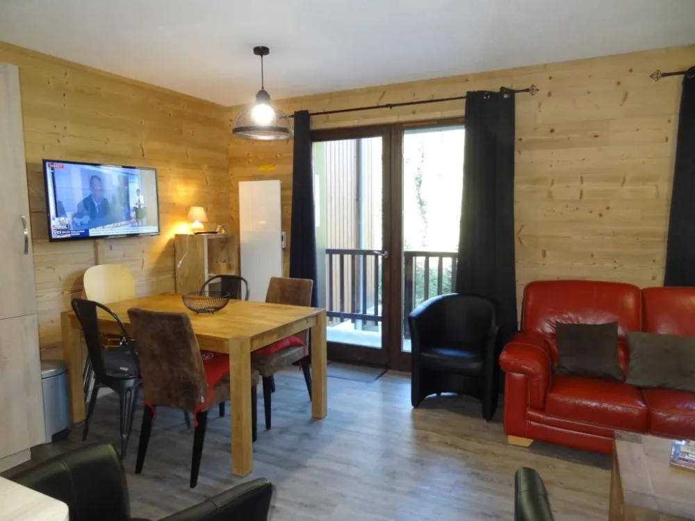 Le coin repas et partie coin salon