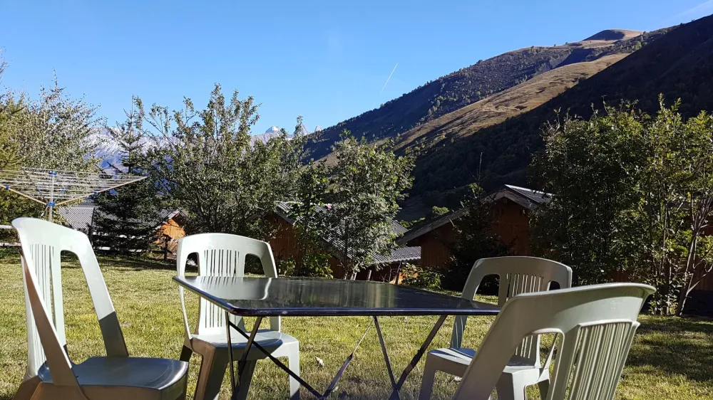Espace détente au jardin exposé Sud
Très belle vue sur la montagne