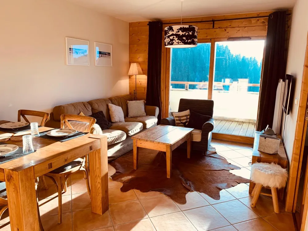 grand séjour donnant sur le balcon
