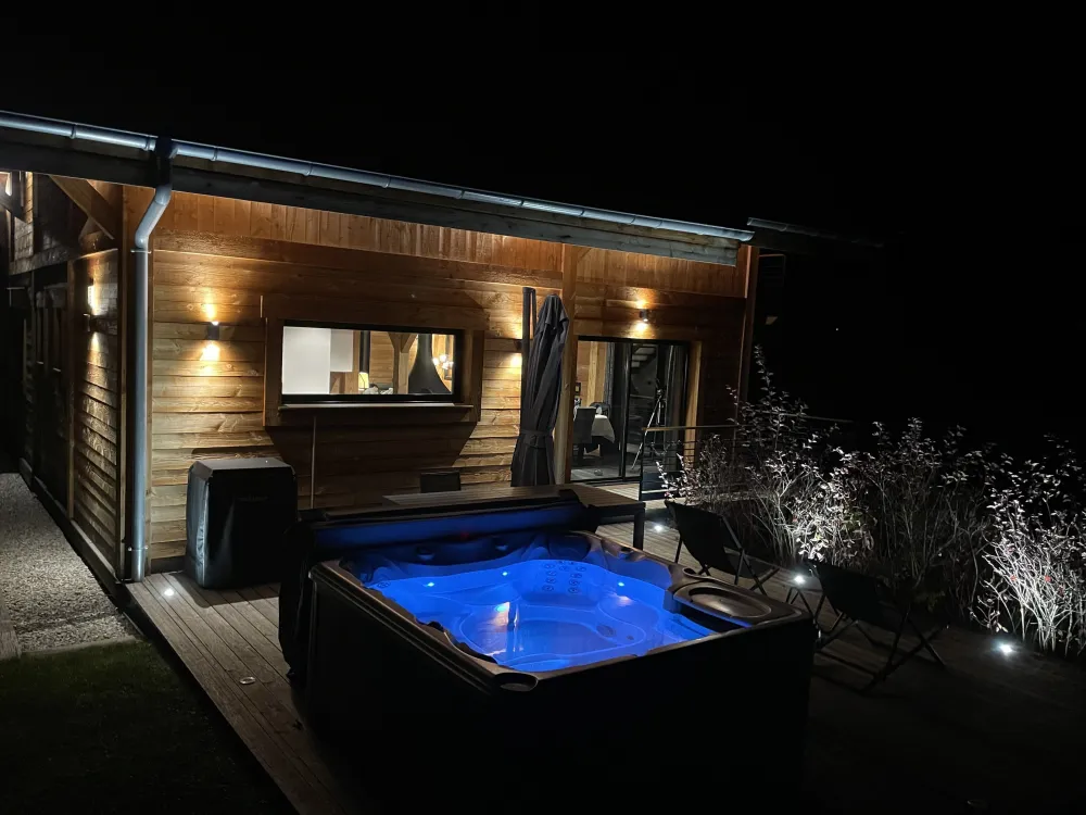 La terrasse et son spa (utilisable été comme hiver, de jour comme ... de nuit).