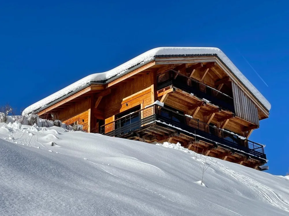 Le chalet (façades Est et Sud) après de bonnes chutes de neige.