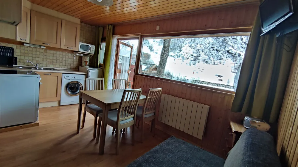 Large bay window, south facing with clear view on the chairlift run, terrace.
