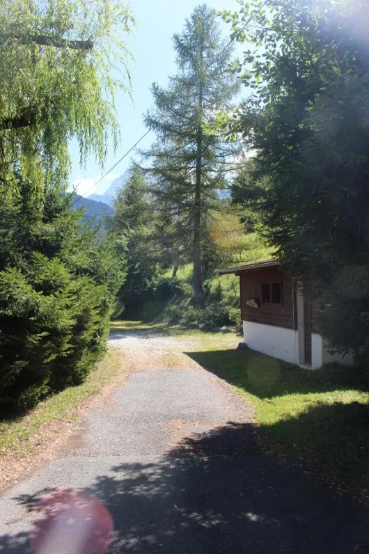 Accès au chalet depuis la route de Saint-Nicolas