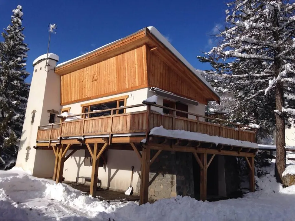 Extérieur hiver derrière le chalet se trouve le chemin piétonniers pour aller au village ou place de l Aravet départ ski