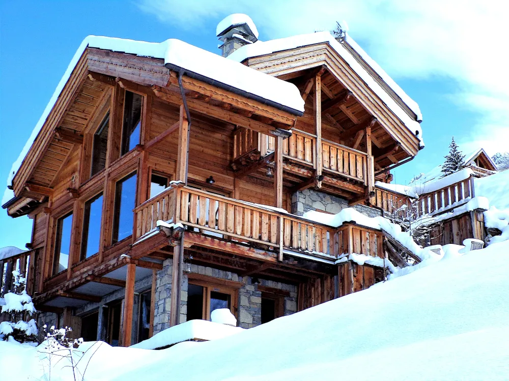 La façade principale du chalet l'hiver.