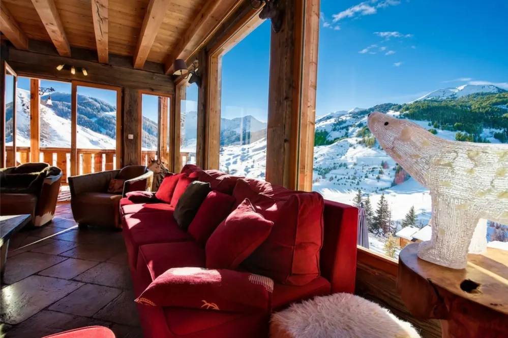 Salon en hiver vue sur la montagne et les pistes de ski 
