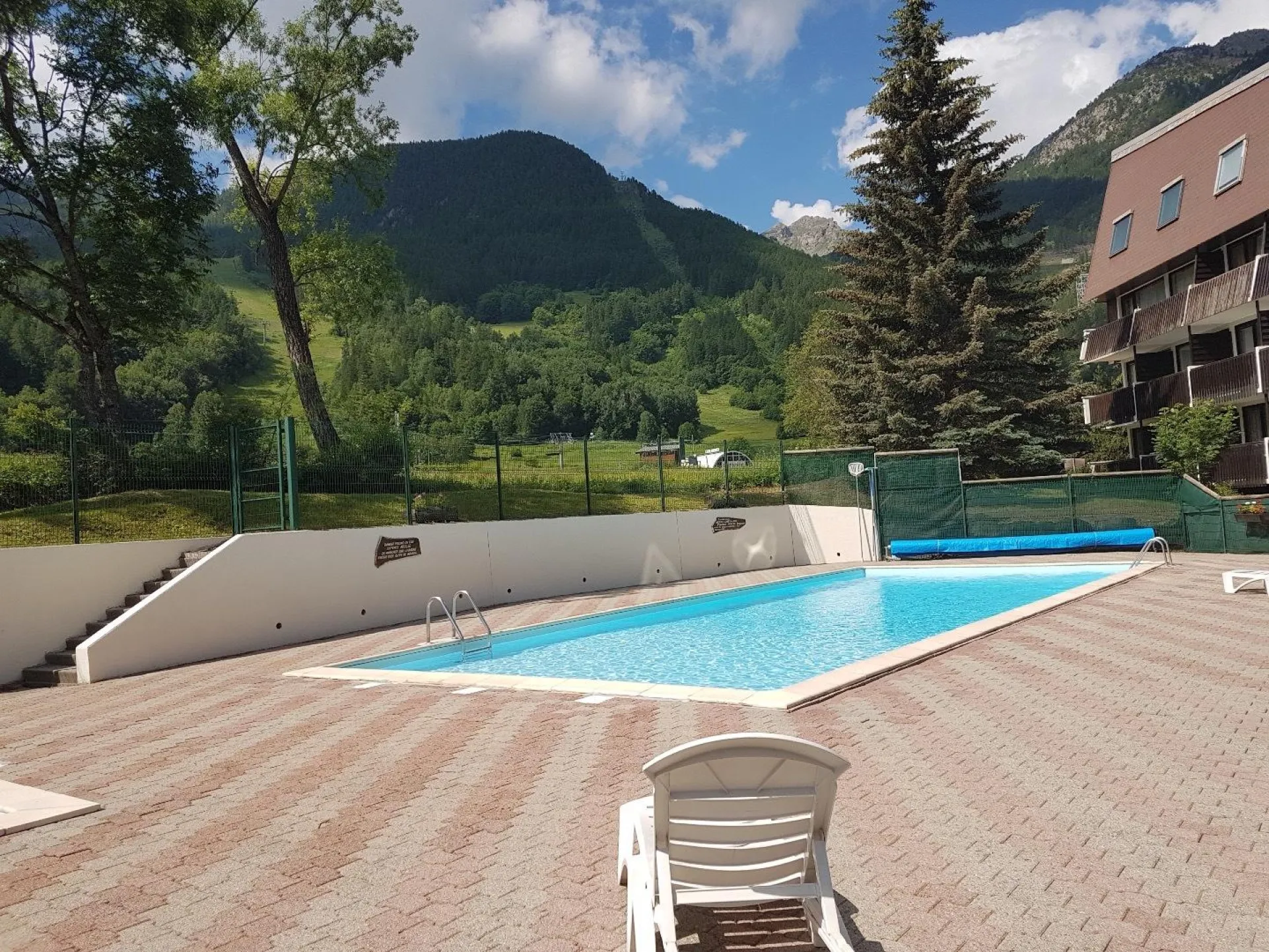 Magnifique piscine face aux montagnes