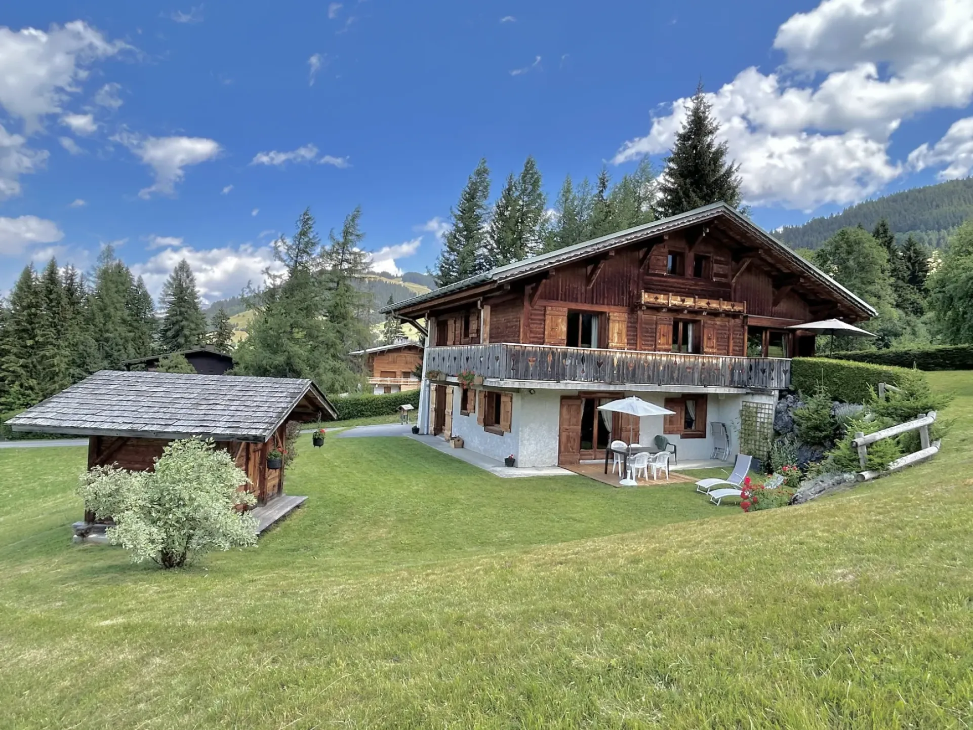The chalet  with the apartement on the garden level