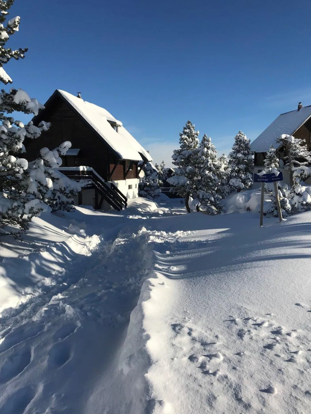 Vue générale du chalet qui se trouve à 150 mètres des pistes et des commerces