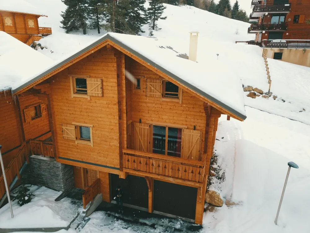 Le hameau des cimes 8. chalet 14 personnes-pieds des pistes (150m)-spa en option-la joue du loup-confort et nature-ambiance chaleureuse.