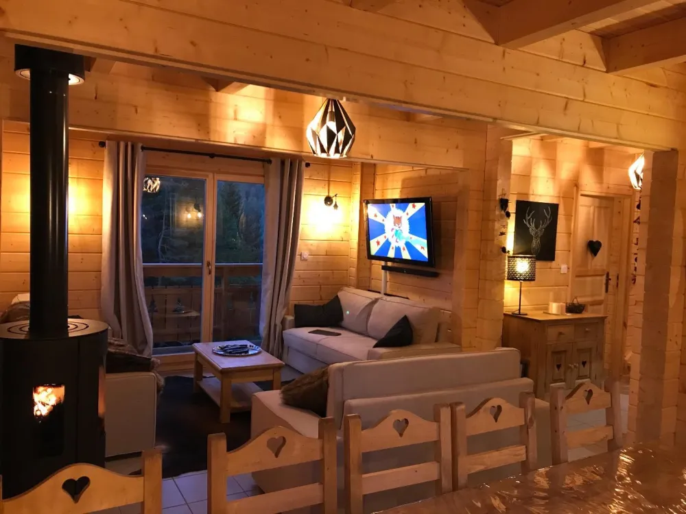 Le hameau des cimes 8. chalet 14 personnes-pieds des pistes (150m)-spa en option-la joue du loup-confort et nature-ambiance chaleureuse.