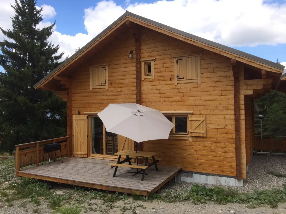 Le hameau des cimes 8. chalet 14 personnes-pieds des pistes (150m)-spa en option-la joue du loup-confort et nature-ambiance chaleureuse.
