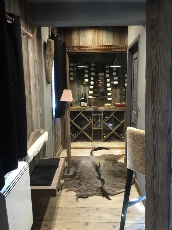 cave à vin création personnelle. Choix de matériaux nobles et nombreux emplacements pour se réunir ou s’isoler. Ambiance chaleureuse garantie pour passer un séjour convivial 