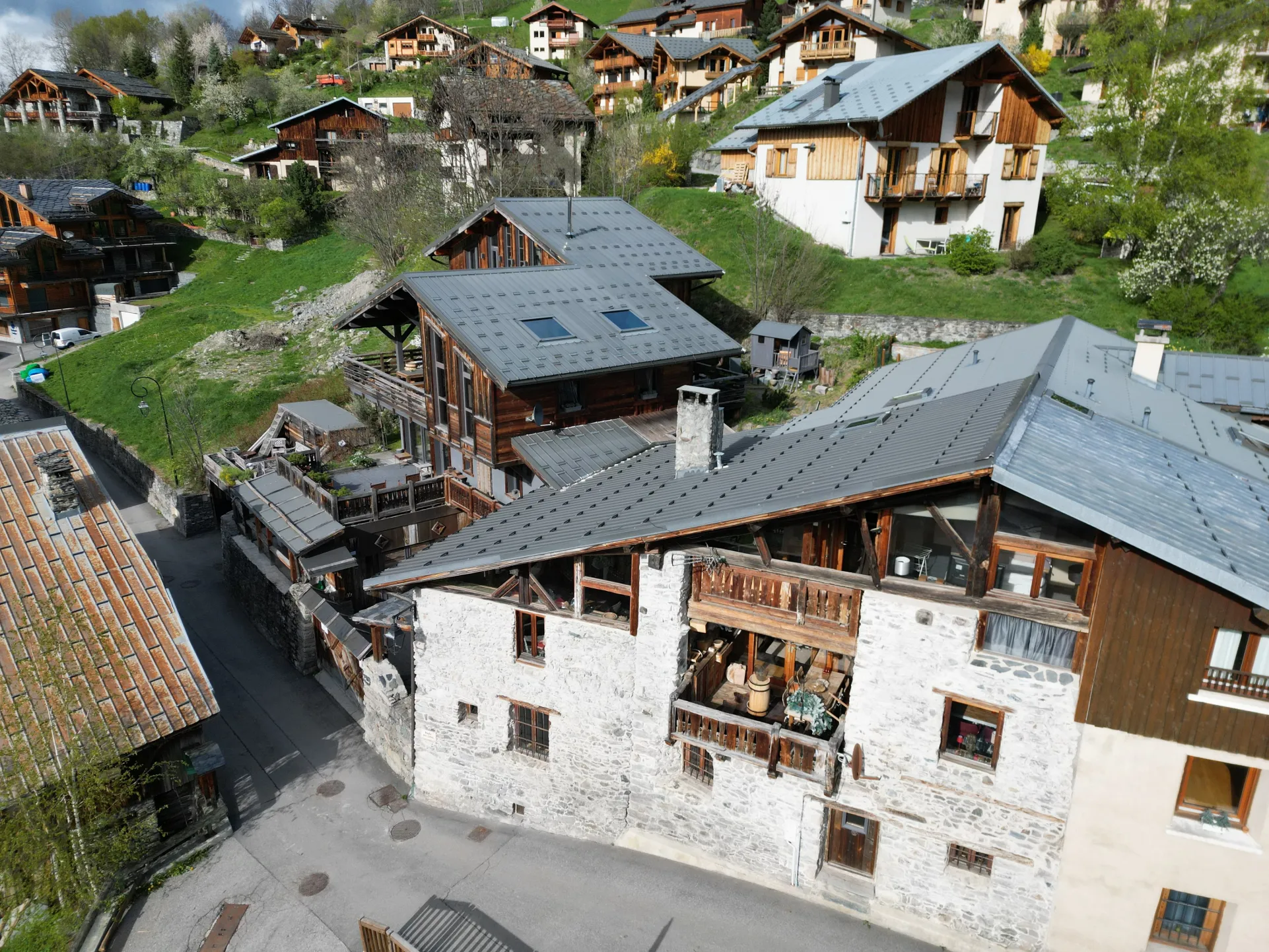 Vue du chalet marmotte avec drone, très bien situé proche de tout village et départ de ski, et départ à pied de magnifiques randonnées. 