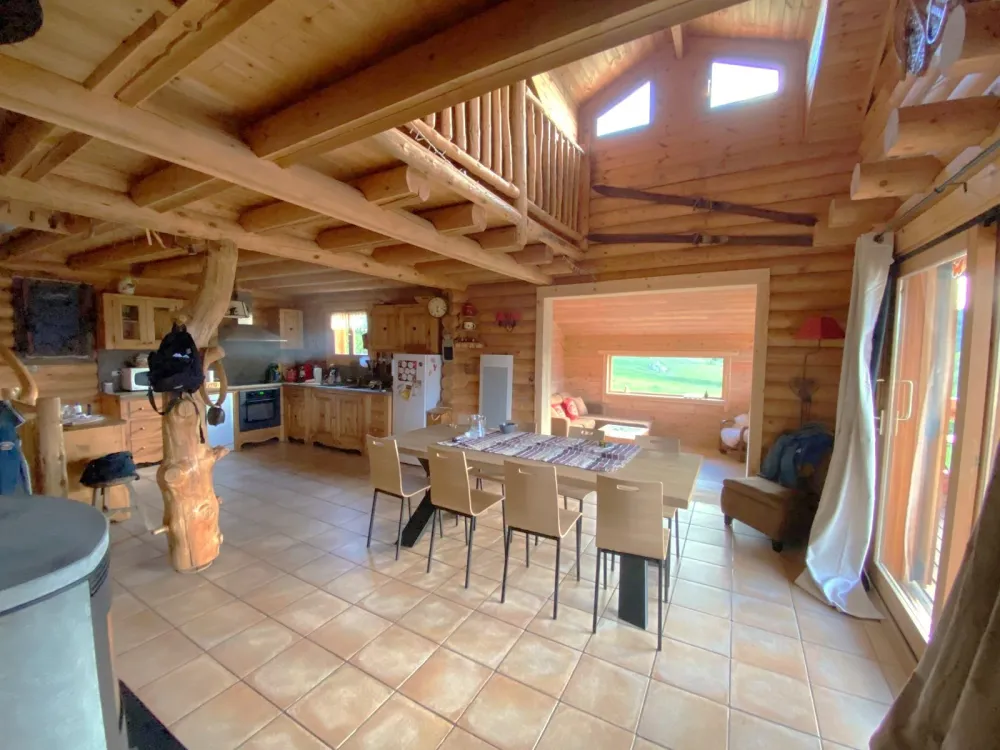 Le séjour lumineux comprend une cuisine entièrement équipée, une table à manger conviviale et un salon confortable. 