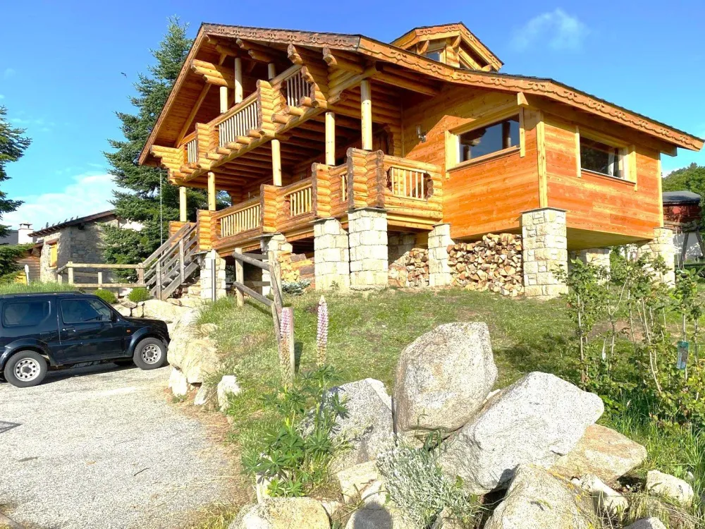L’architecture traditionnelle du chalet se marie parfaitement avec le cadre naturel environnant. Avec ses baies vitrées et sa terrasse ensoleillée, vous profiterez des vues imprenables sur les montagnes.