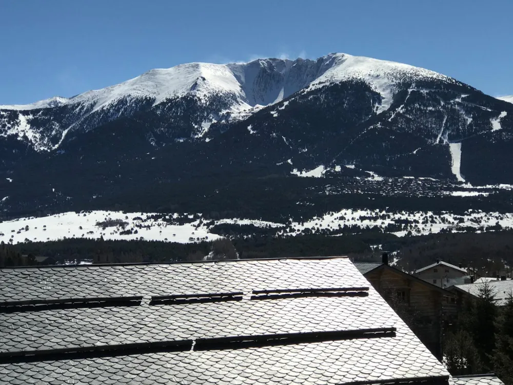 Admirez la vue sur le majestueux Cambre d'Aze culminant à 2 750 mètres depuis votre chalet. Ce panorama offre une toile de fond spectaculaire, parfaite pour se ressourcer en toute saison.
