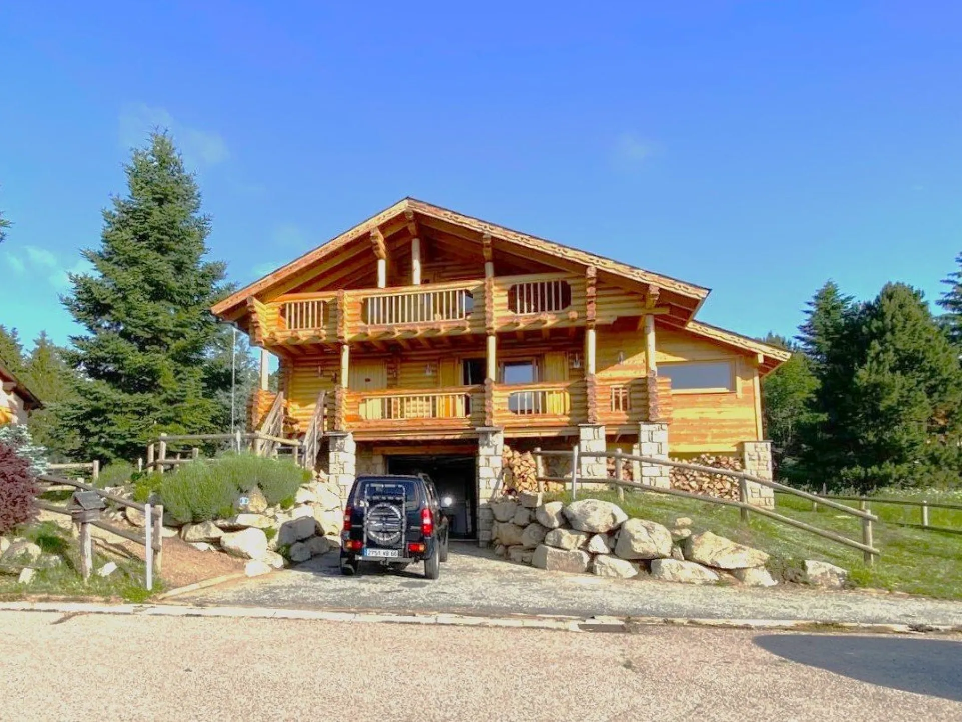 Charmant chalet en bois avec du caractère niché au cœur des majestueuses Pyrénées-Orientales.