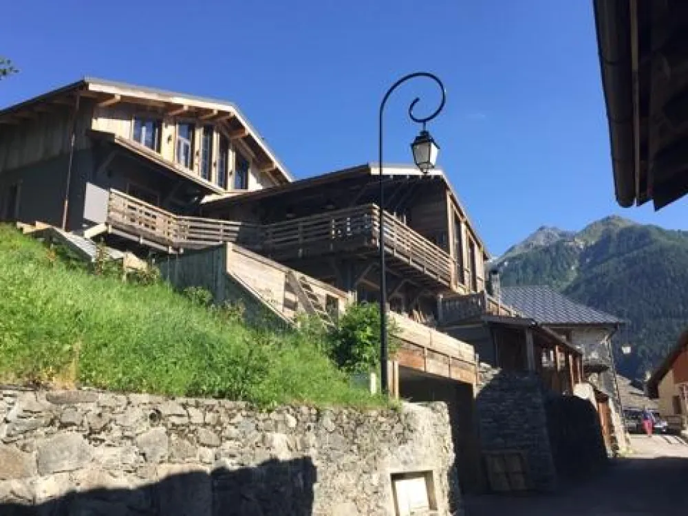 le chalet l'été. Passage obligé des randonneurs....vous vivez haut perché, vue à couper le souffle.. terrasses tout autour du chalet ! 