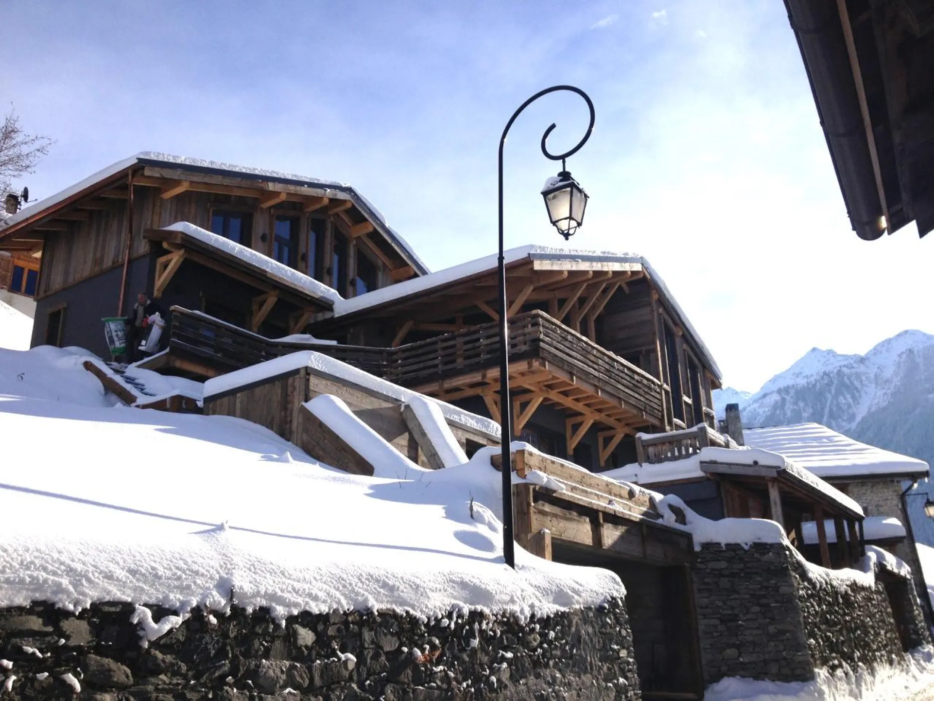Tout est accessible à pied ski avec la nouvelle remontée le Lonzagne en couinant d’installation, commerces avec le village à 7 minutes à pied.  Excellent emplacement vue exceptionnelle... chaque chambre sa salle de bain et toilettes ! Piscine privative ! 