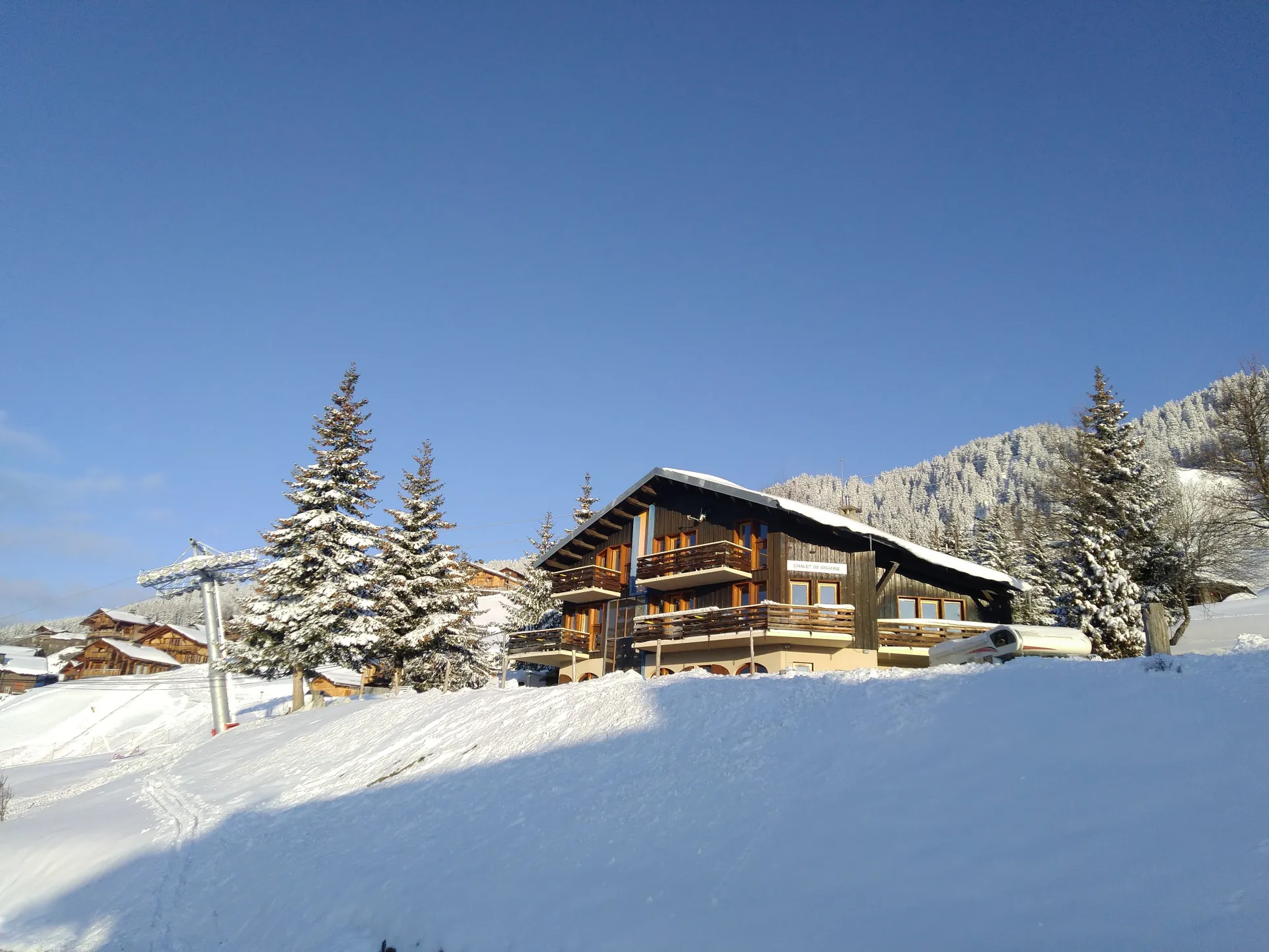 Le chalet sur les pistes vue sur le Mont Blanc et chaine du Beaufortain