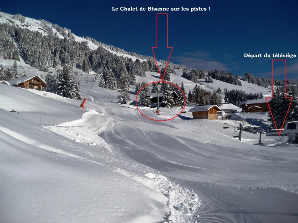 chalet aux milieux des pistes, accès du chalet par la route .