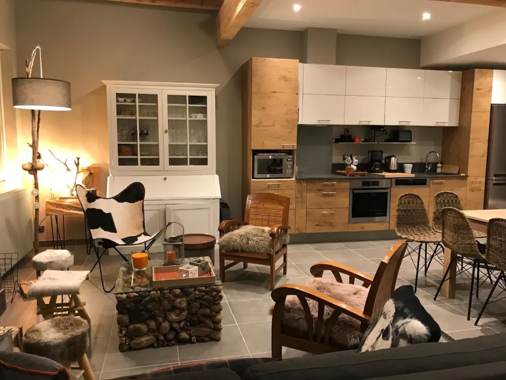 Son espace de vie style "Côté Montagne" ,avec sa cuisine neuve haut de gamme ,ses prestations de luxe.