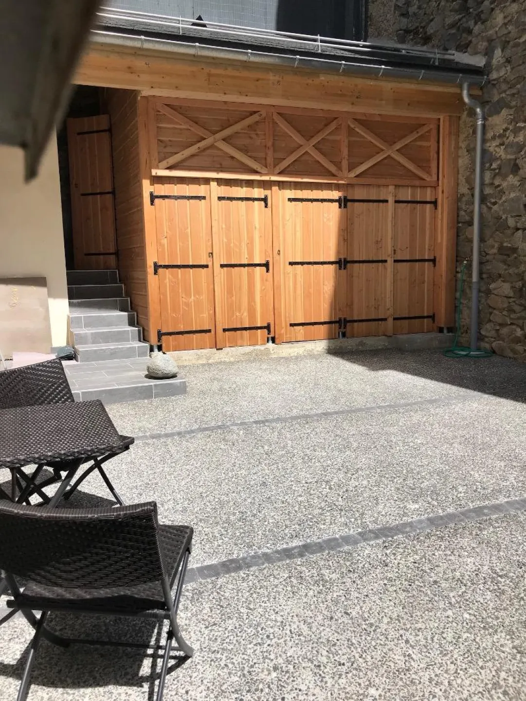 Sa cour avec place de parking privative et son "Petit Chalet Maison Cosy"