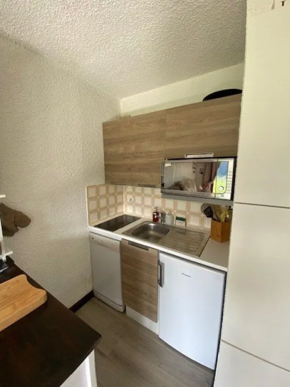 une cuisine très bien équipée : lave vaisselle, four multifonction, plaque vitrocéramique, bouilloire, nespresso, senseo,... appareil à fondue et raclette, cocotte, gaufrier....