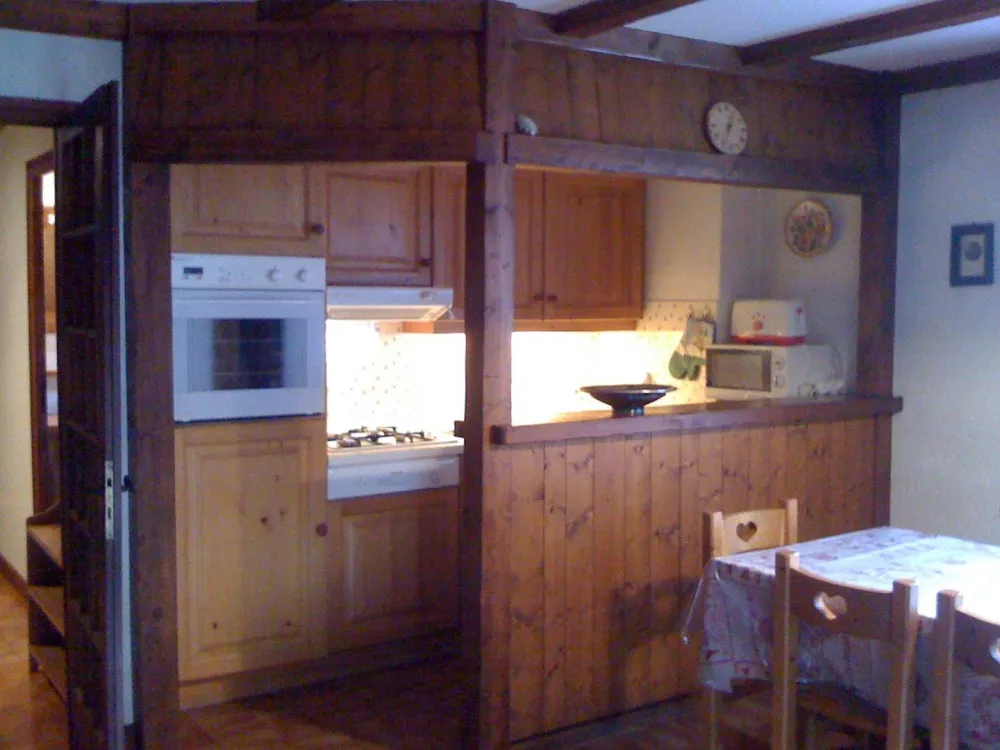 Séjour avec canapé convertible 2 places et divan-lit
Cuisine-bar avec four électrique, plaques de cuisson mixtes, réfrigérateur intégré, micro-ondes, lave vaisselle
Téléviseur TNT, Wifi