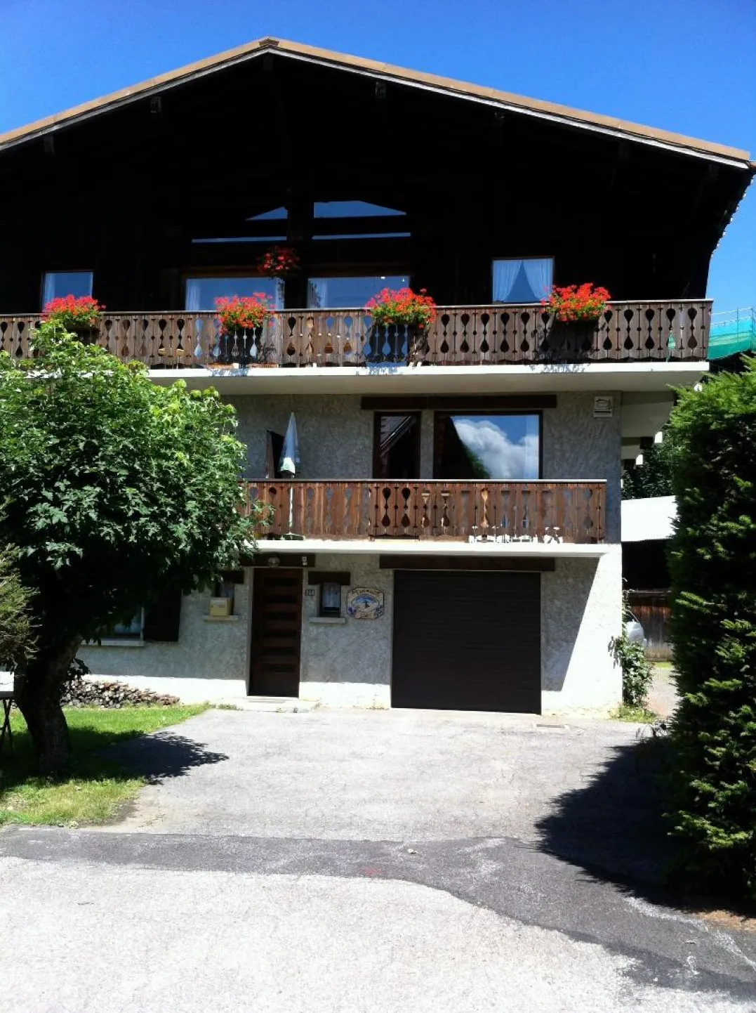 Appartement de caractère classé 3 étoiles dans chalet du propriétaire d'une surface de 50 m2 au 1er étage situé à 200 ml de la place du village et des remontées mécaniques. L'endroit est calme et ensoleillé. Parking privé pour votre voiture.
IL a une cap
