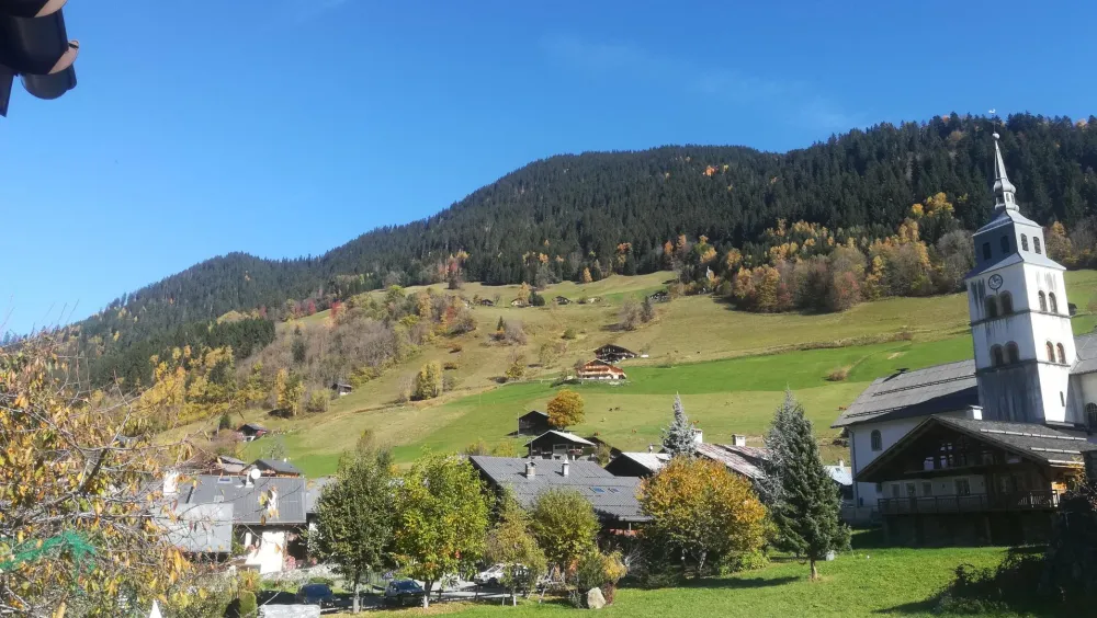 Vue baie vitrée de la salle à manger en été