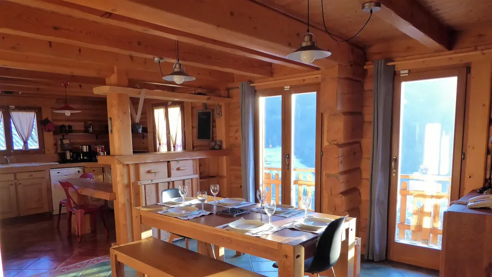 Une cuisine ouverte et une table avec 2 rallonges à disposition pour accueillir 12 convives