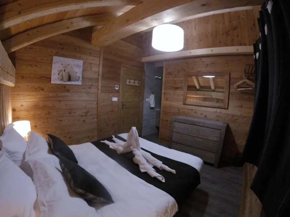 Belle chambre sous charpente. Un lit de 160 et sa salle d'eau privative