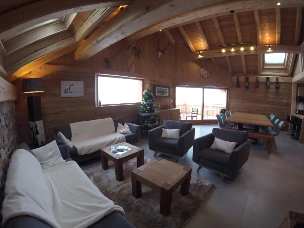 Superbe pièce à vivre de 70 m2 sous charpente avec vue 
