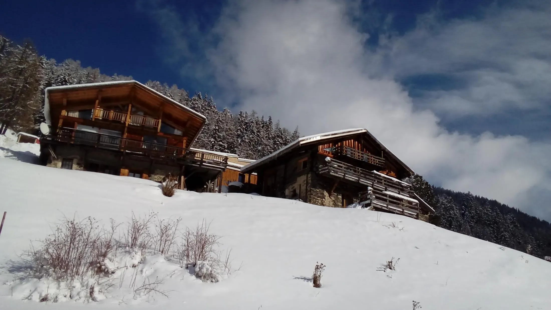 possibilite de 2 chalets 24 couchages
A droite chalet 14 A gauche chalet 10 Photo Hiver
A gauche chalet 10