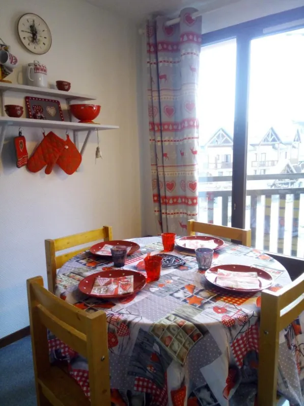 espace cuisine avec une table pouvant aller jusqu'à 6 personnes