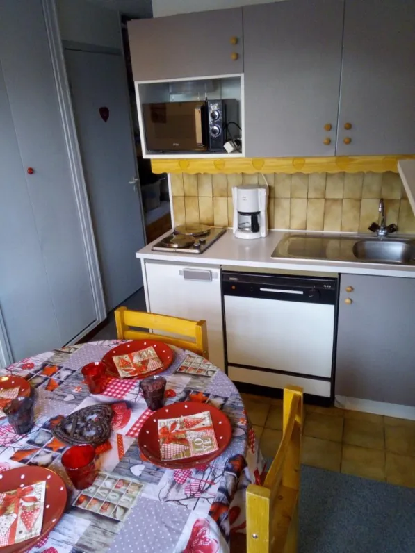 Espace cuisine, micro onde et frigidaire neuf. Bouilloire cafetière... grille- pain neuf. Plats et batterie de casseroles fournis. Service à fondu et raclette neuf. 