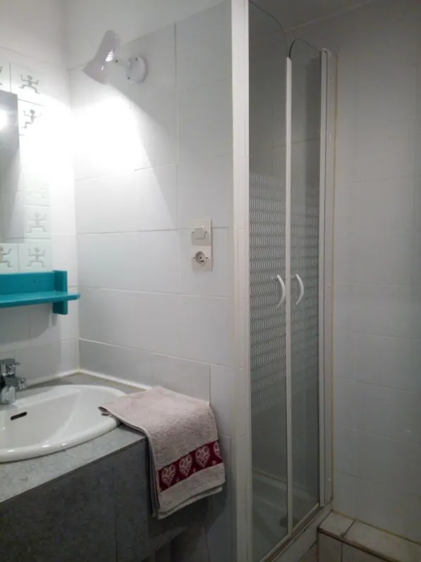 Salle de bain avec Douche et WC séparé. Chauffage soufflant. 