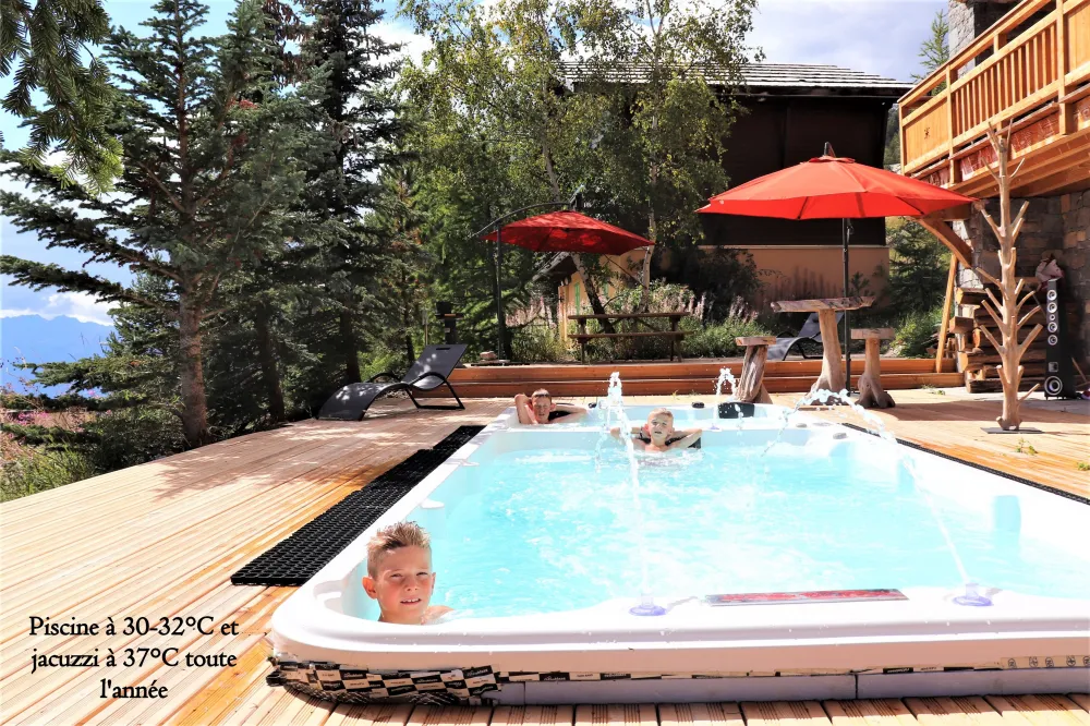 Le bonheur des petits et des grands : notre spa de nage extérieur offre une piscine à 30°C et un jacuzzi à 37°C pour des moments magiques toute l'année.