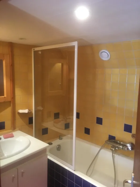 Salle de bain fonctionnelle.