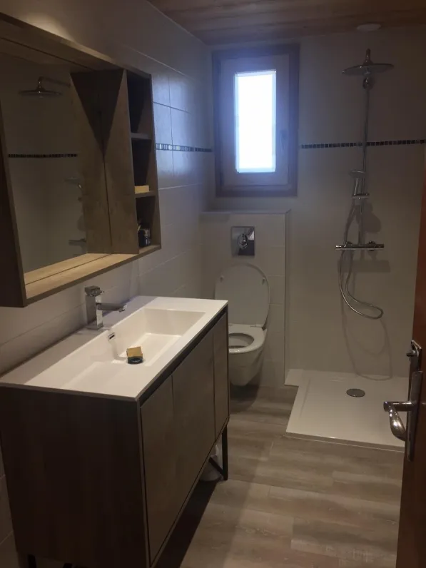 Salle de douche + WC