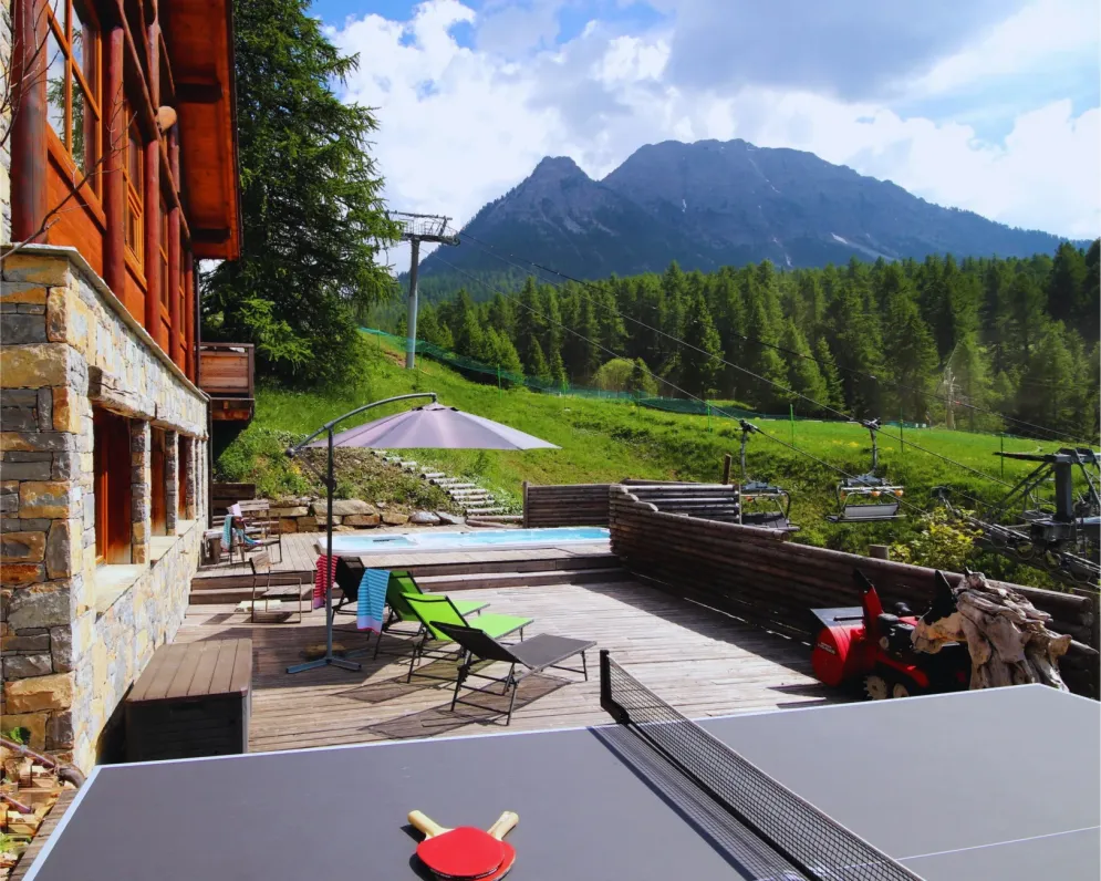 Ce grand solarium vous offre la possibilité de jouer au ping-pong, faire un bain de soleil, ou vous rafraichir dans la piscine !
