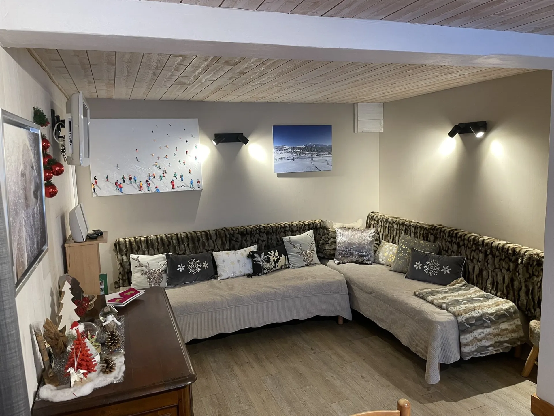 salon avec 2 lits 1 pers de 90 /200