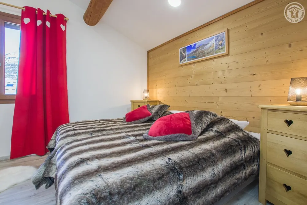 Les melezes 6 et 12 personnes avec piscine interieur chauffee
