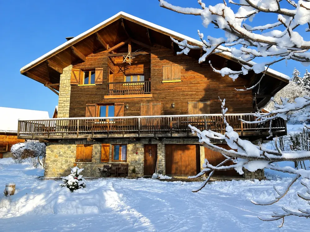 Magnifique chalet authentique !!!  Ici, vous ne serez pas à l'étroit comme dans de nombreuses locations au ski.   Les chambres sont grandes, nombreuses places de parking déneigées au pied du chalet, un espace "à vivre" super spacieux.